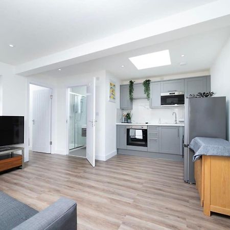 Cozy Single Level Flat With Parking Apartment Енфийлд Екстериор снимка