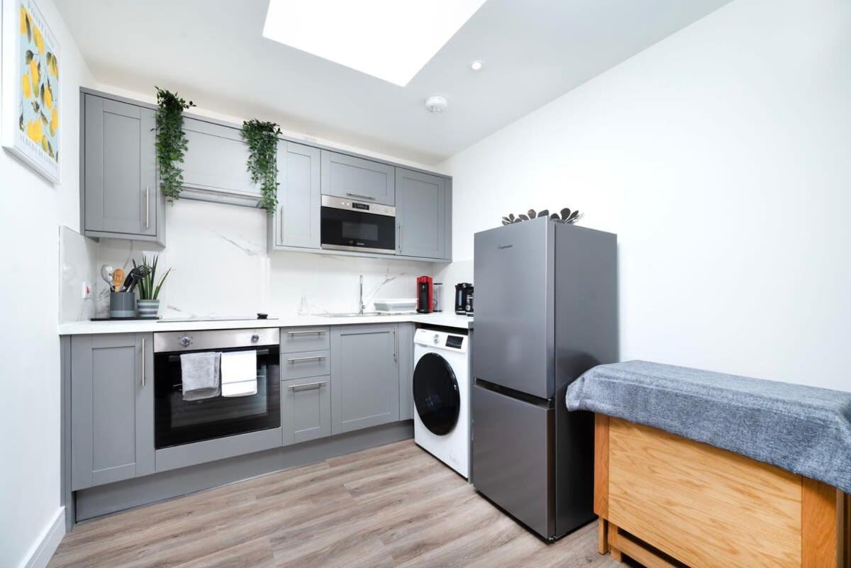 Cozy Single Level Flat With Parking Apartment Енфийлд Екстериор снимка