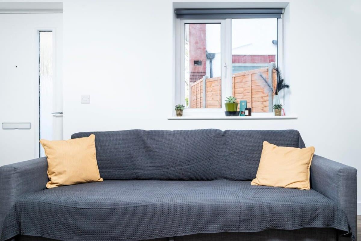 Cozy Single Level Flat With Parking Apartment Енфийлд Екстериор снимка